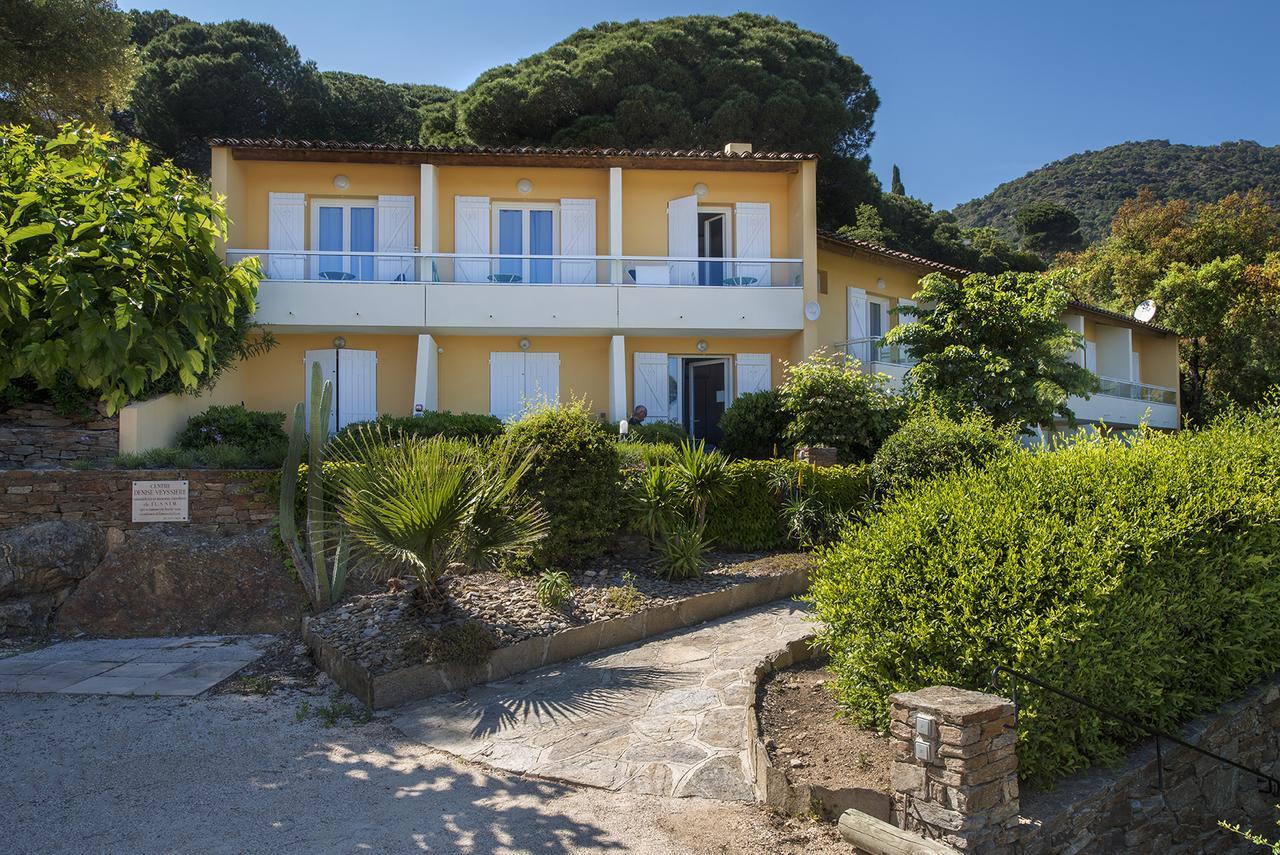 Hotel-Club Du Domaine D'Aiguebelle, Ussim Vacances Льо Лаванду Екстериор снимка